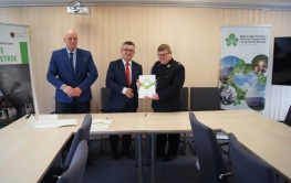 Kolejne wręczenie umów