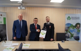 Kolejne wręczenie umów