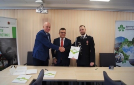 Kolejne wręczenie umów