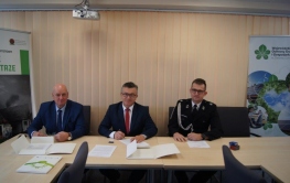 Kolejne wręczenie umów