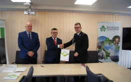 Kolejne wręczenie umów