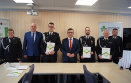 Kolejne wręczenie umów